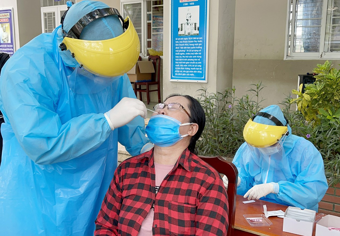 Nhân viên y tế lấy mẫu xét nghiệm test nhanh kháng nguyên cho người dân trên địa bàn TT.Long Hải.