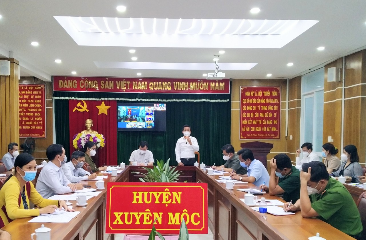 Ông Bùi Chí Thành, Uỷ viên Ban Thường vụ Tỉnh ủy, Chủ tịch UBMTTQVN tỉnh chỉ đạo tại cuộc họp trực tuyến với các xã, thị trấn huyện Xuyên Mộc.