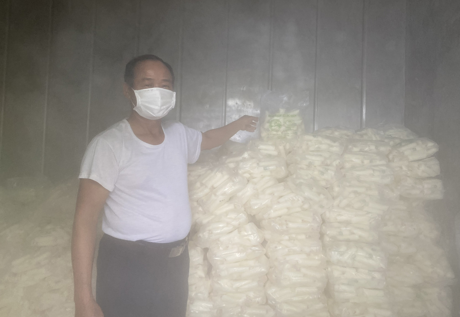Ông Nhiệm bên kho lạnh chứa hơn 12 tấn sữa chua.