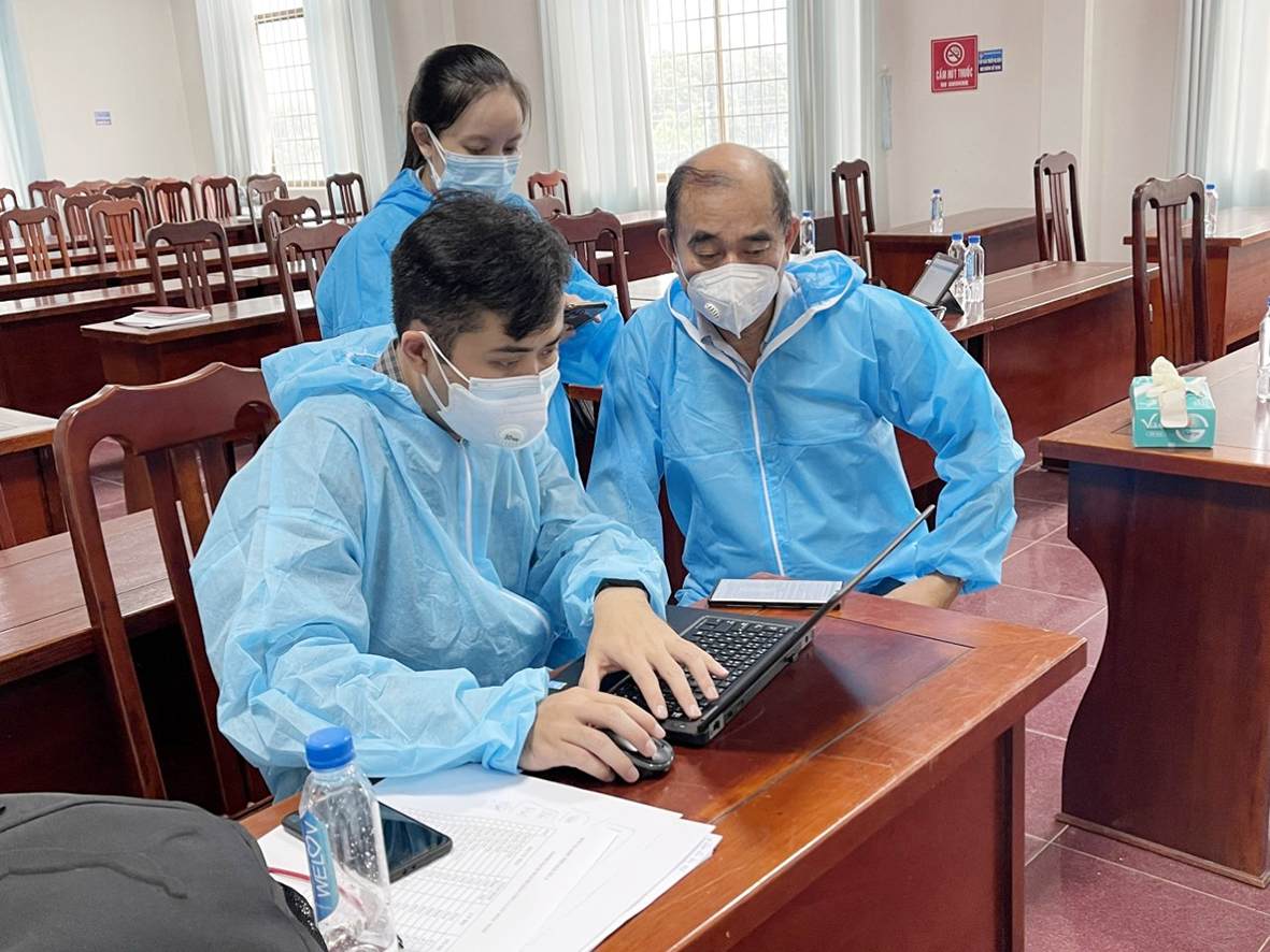Một cuộc hội ý nhanh của nhân viên y tế với lãnh đạo BCĐ Phòng, chống dịch huyện Long Điền tại tâm dịch TT.Long Hải