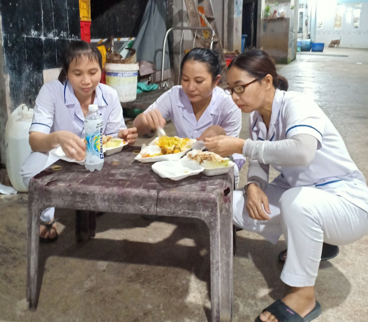 Bữa trưa qua quýt với cơm hộp của nhân viên lấy mẫu tại TT.Long Hải, huyện Long Điền