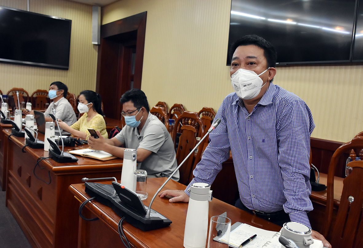 Nhà báo Lê Đình Thìn, Báo Tuổi trẻ đề nghị tỉnh cung cấp thông tin về tiến độ tiêm vắc xin COVID-19 trên địa bàn tỉnh.
