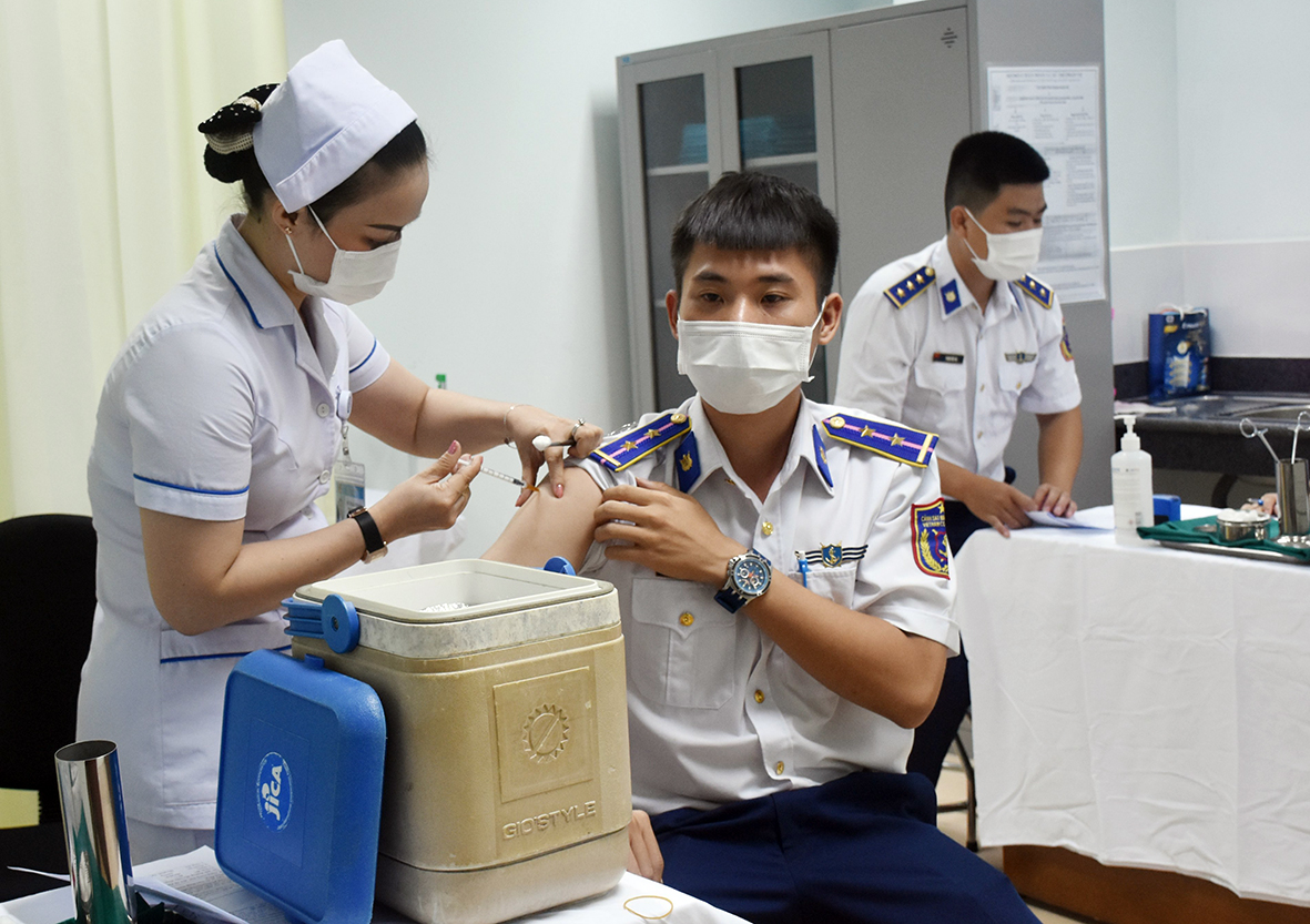 Nhân viên y tế tiêm vắc xin phòng COVID-19 cho chiến sĩ của Đoàn đặc nhiệm phòng chống tội phạm ma túy số 3. Ảnh: MINH THIÊN.