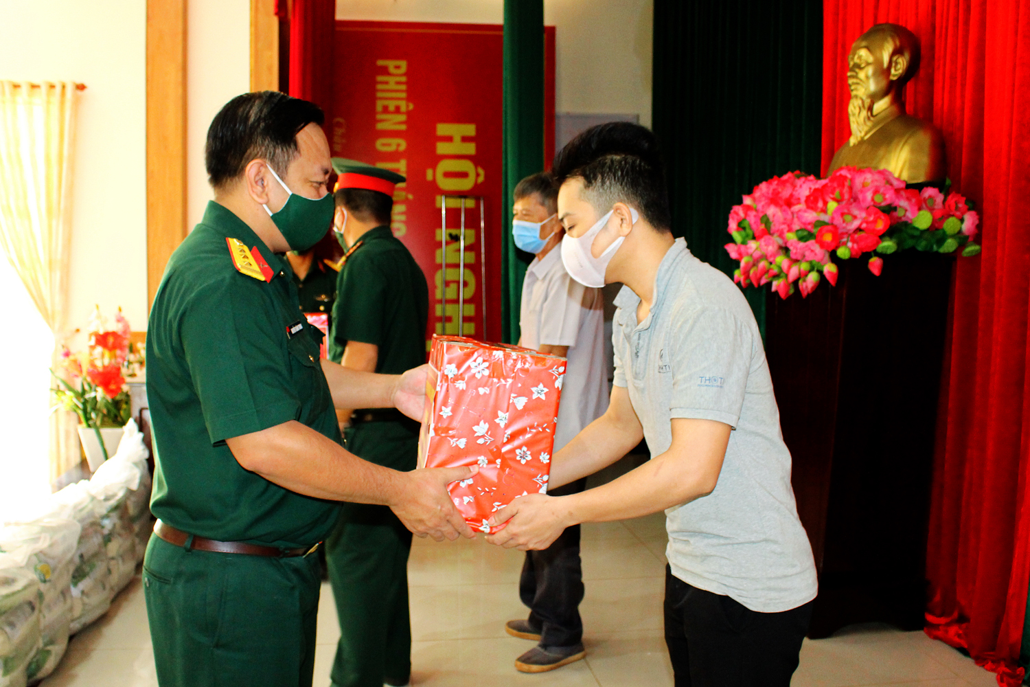 Thượng tá Nguyễn Thành Trung, Chính ủy Bộ CHQS tỉnh trao quà cho người dân huyện Châu Đức bị ảnh hưởng bởi dịch COVID-19.