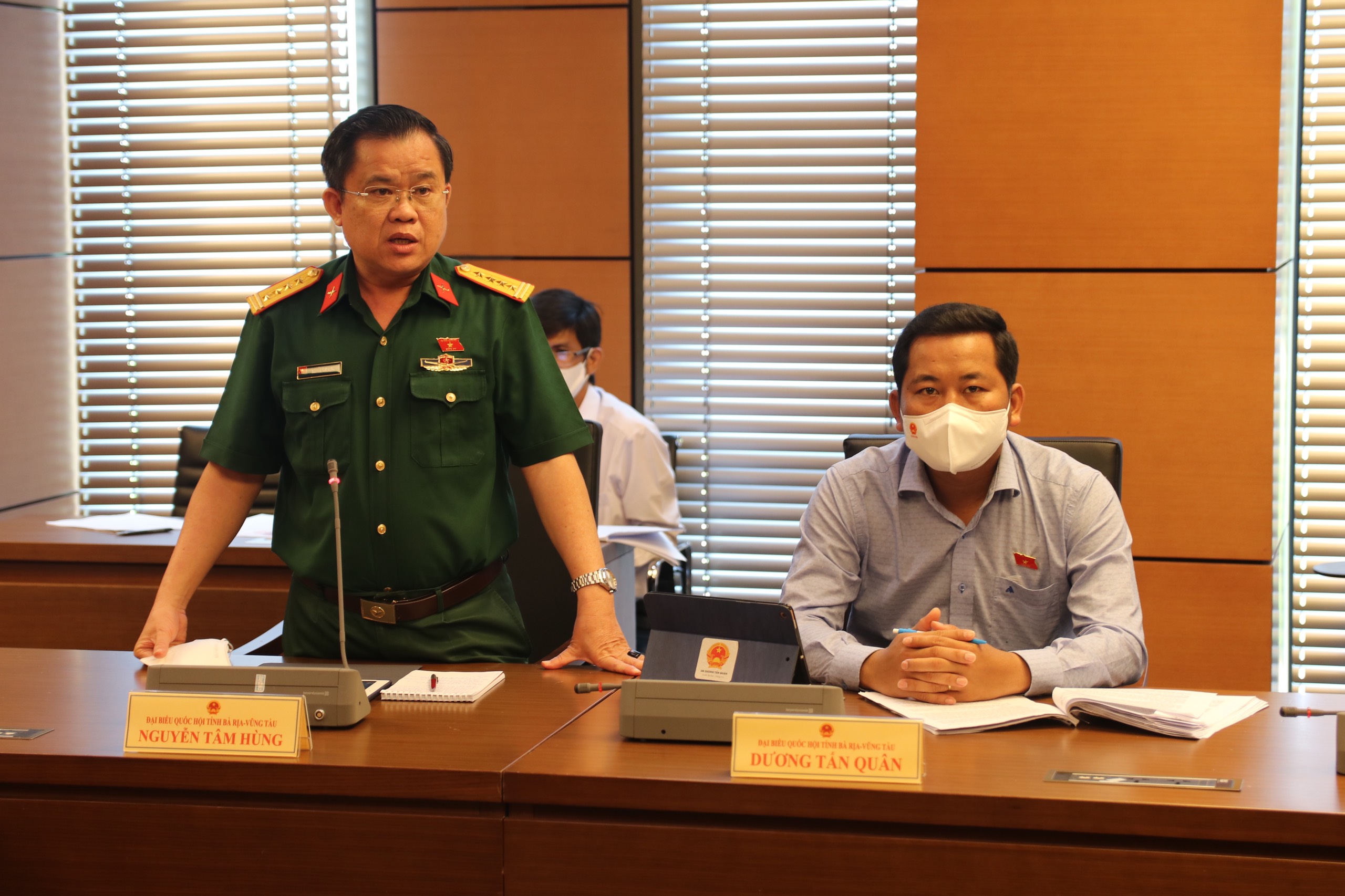 Đại tá Nguyễn Tâm Hùng, Chỉ huy trưởng Bộ CHQS tỉnh, Ủy viên Ủy ban Quốc phòng-An ninh của Quốc hội phát biểu thảo luận tổ về Kế hoạch đầu tư công trung hạn giai đoạn 2021-2025. Ảnh: CHÂU VŨ.