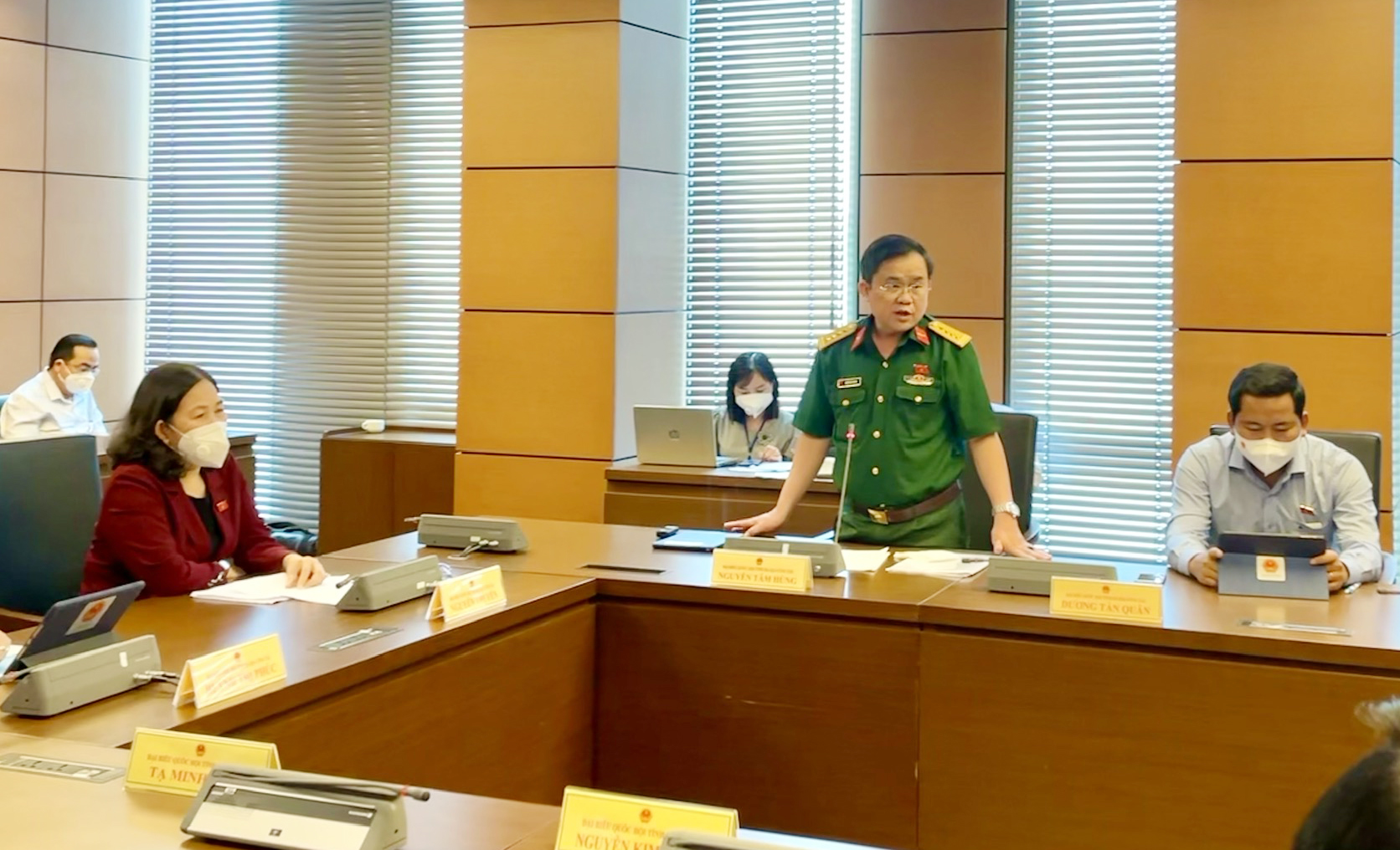 Đại tá Nguyễn Tâm Hùng, Chỉ huy trưởng Bộ CHQS tỉnh phát biểu tại buổi thảo luận tổ về Phê chuẩn quyết toán ngân sách nhà nước năm 2019 và công tác thực hành tiết kiệm, chống lãng phí năm 2020. Ảnh: CHÂU VŨ.