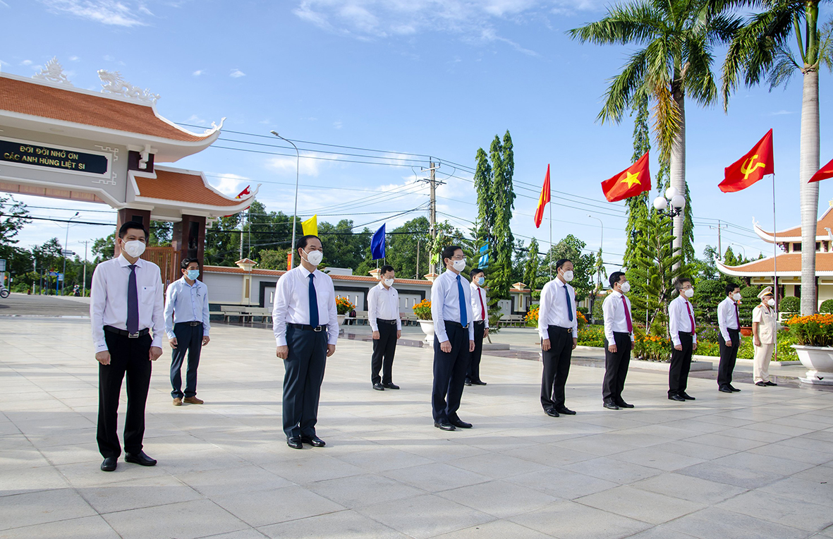 Lãnh đạo Tỉnh ủy, HĐND, UBND, UBMTTQ Việt Nam tỉnh viếng Nghĩa trang Liệt sĩ tỉnh.