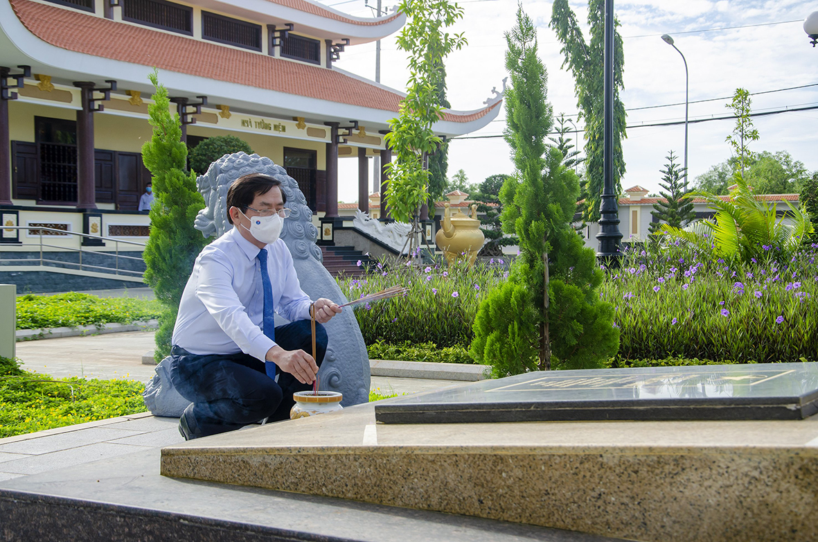 Ông Phạm Viết Thanh, Ủy viên Trung ương Đảng, Bí thư Tỉnh ủy, Chủ tịch HĐND tỉnh thắp hương tại các phần mộ liệt sĩ.