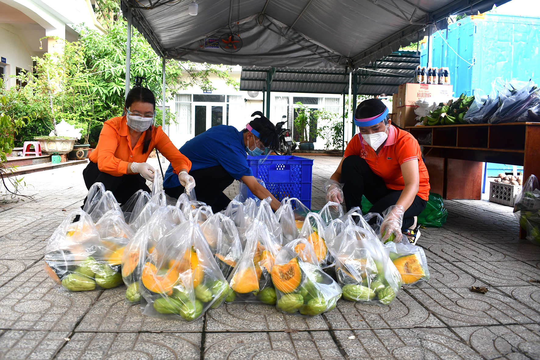 Cán bộ, công chức phường 1 (TP. Vũng Tàu) phân chia thực phẩm, rau xanh để trao đến các hộ gia đình khó khăn.