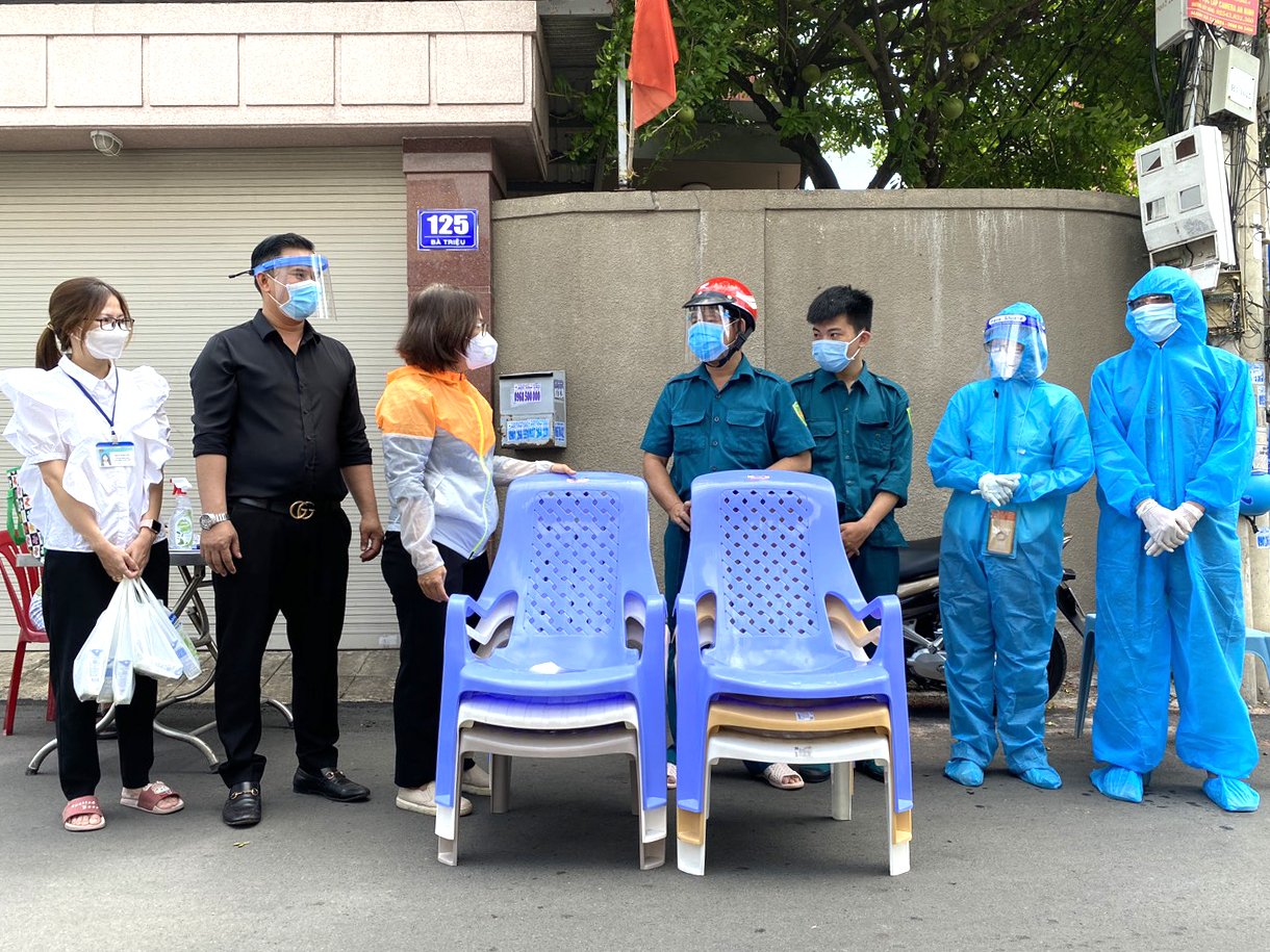 Đại diện Đảng ủy, UBND phường 4 và doanh nhân, ca sĩ Lê Quốc Kháng tặng quà cho lực lượng làm nhiệm vụ tại các chốt phong tỏa phòng chống dịch trên địa bàn phường 4. 