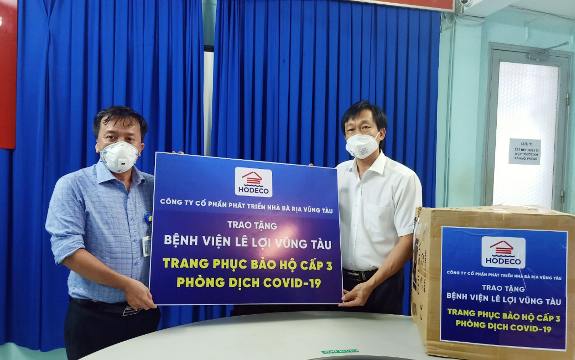 Đại diện HODECO (phải) trao tặng đồ bảo hộ cho Bệnh viện Vũng Tàu.