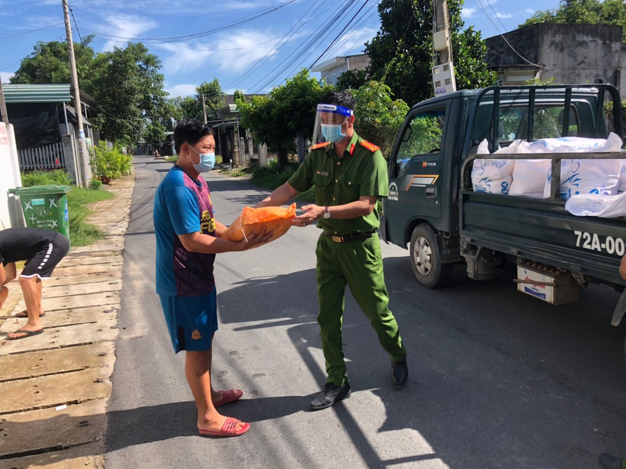 Công an phường Phước Hòa tặng quà công nhân ở các khu nhà trọ trong ngày 27/7.