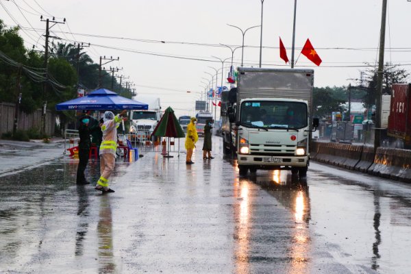 Dù trời mưa, các lực lượng chức năng vẫn bám chốt trực trên Quốc lộ 51. 