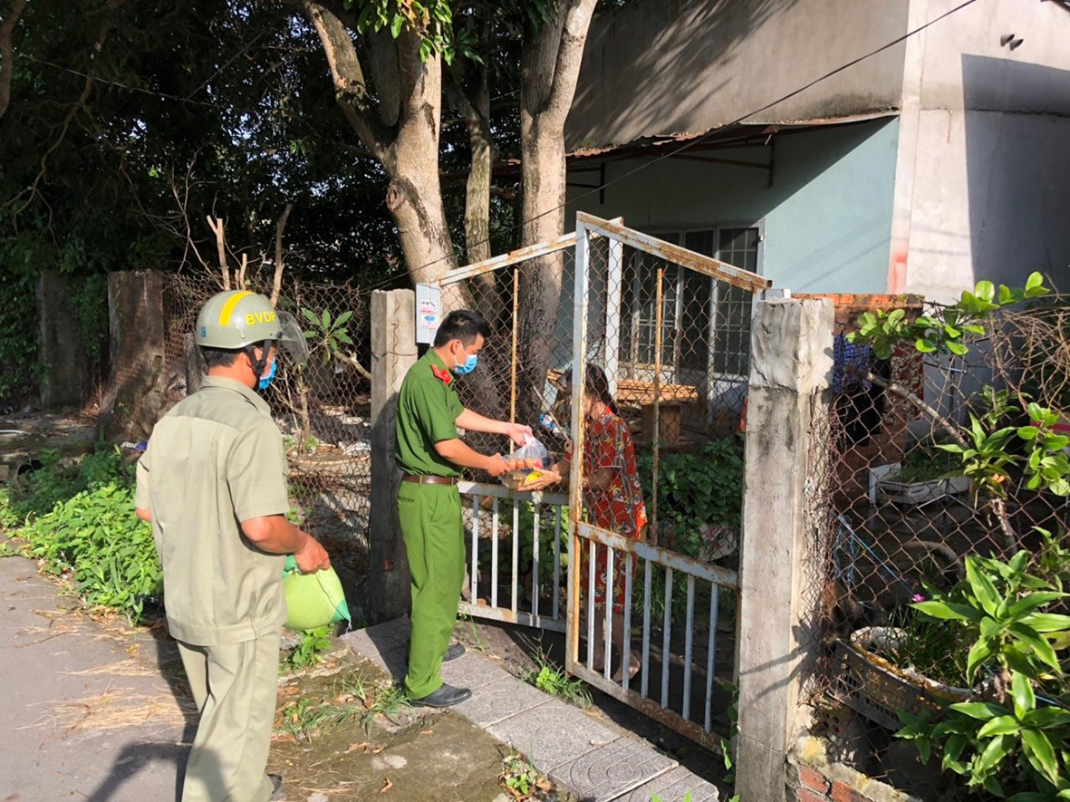 Công an phường Phước Hòa (TX. Phú Mỹ) đến tận nhà tặng nhu yếu phẩm cho hộ gia đình khó khăn do ảnh hưởng của dịch bệnh. Ảnh: QUANG VŨ