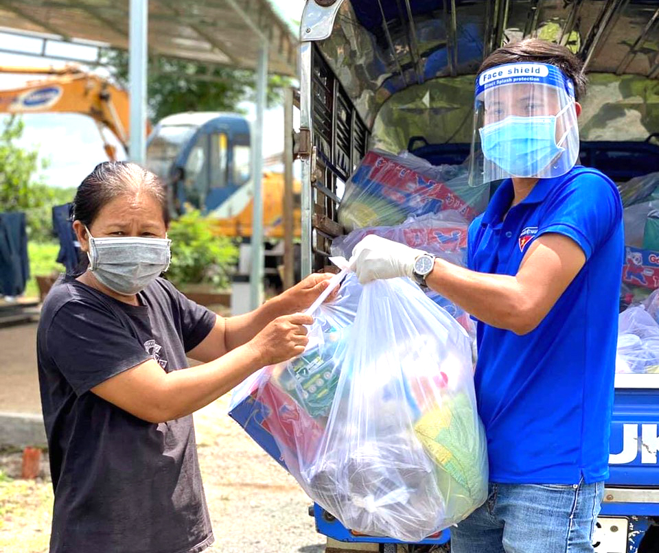 Đoàn viên thanh niên xã Long Tân, huyện Đất Đỏ trao quà các gia đình có hoàn cảnh khó khăn, bị ảnh hưởng bởi dịch COVID-19.