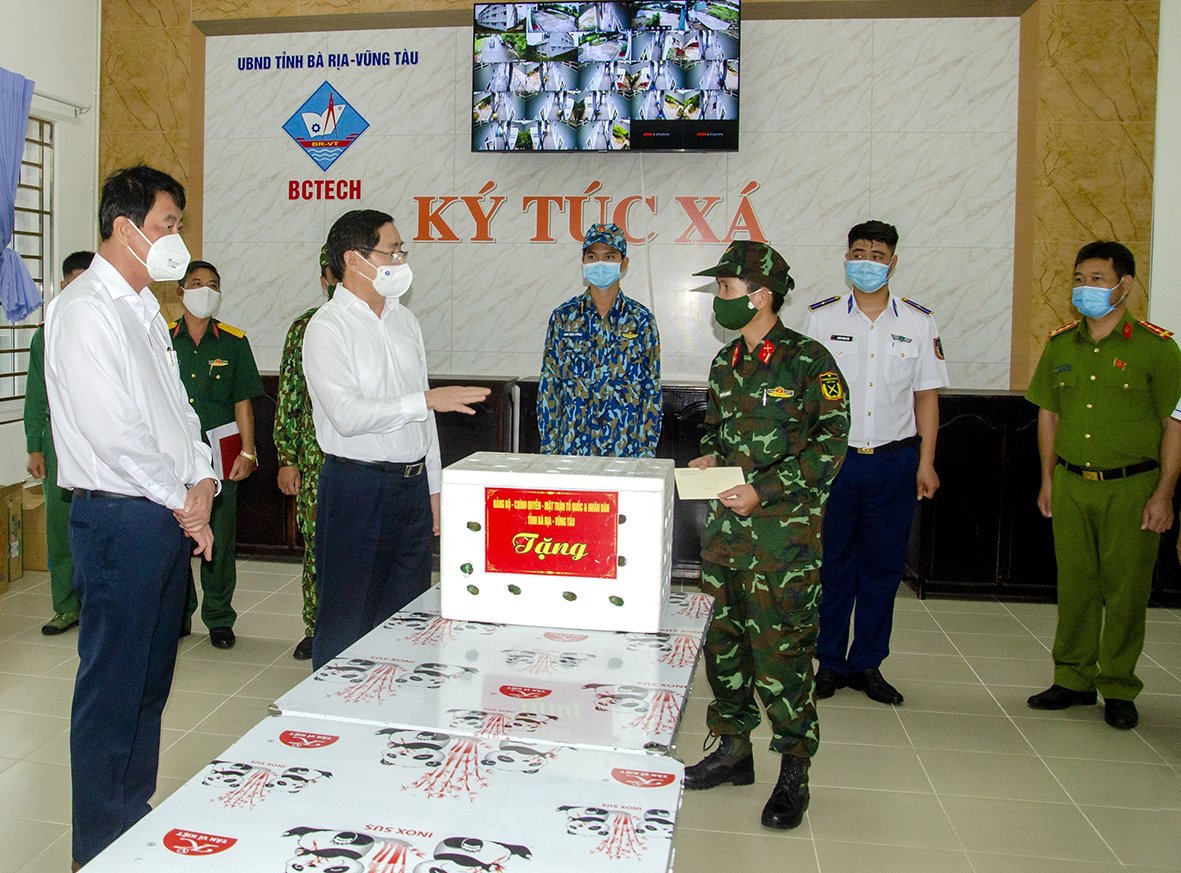 Ông Phạm Viết Thanh, Ủy viên Trung ương Đảng, Bí thư Tỉnh ủy, Chủ tịch HĐND tỉnh thăm, động viên các lực lượng làm nhiệm vụ tại khu cách ly tập trung Ký túc xá Trường CĐ Kỹ thuật Công nghệ tỉnh (phường 11, TP.Vũng Tàu).