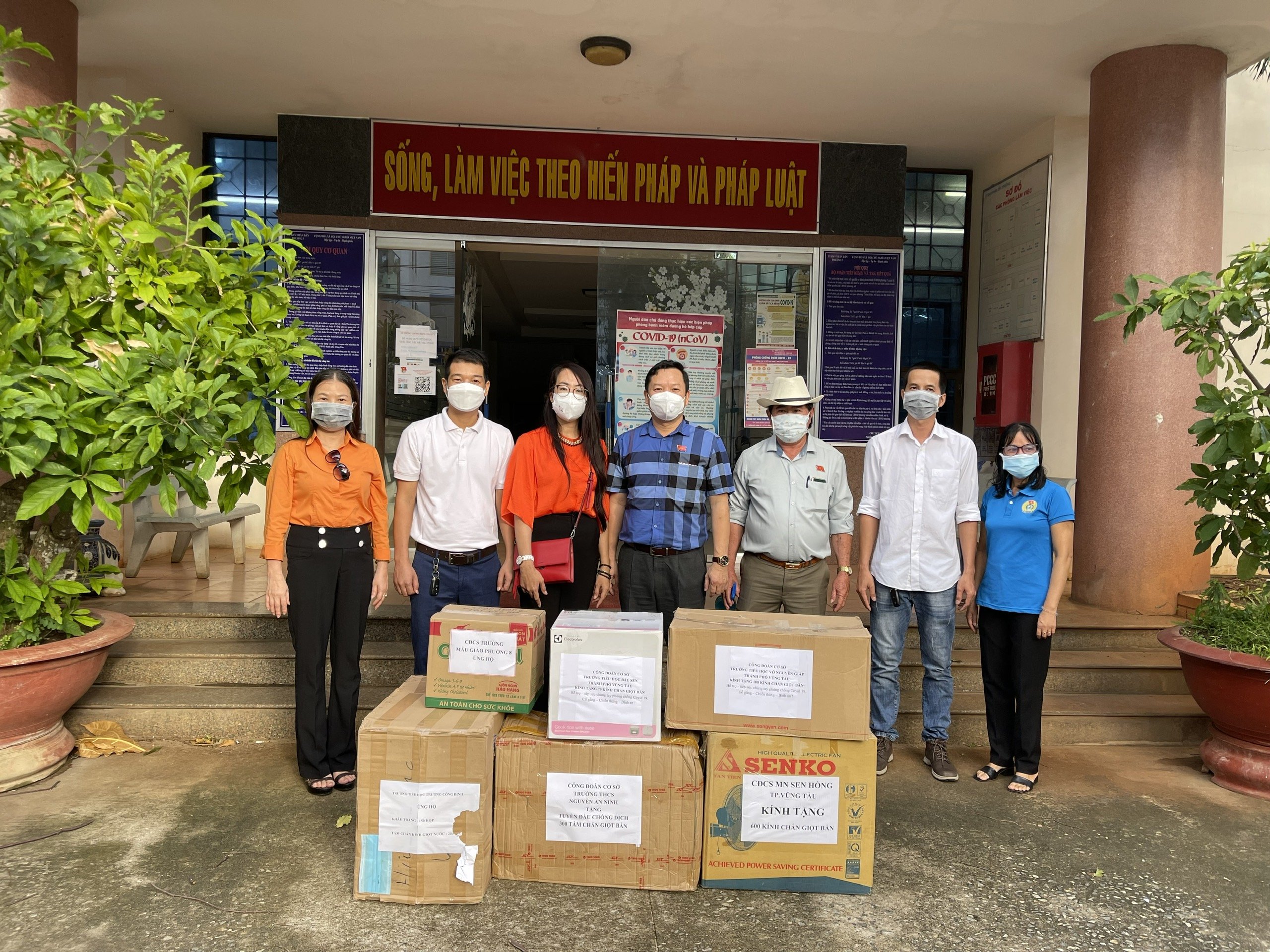 Đại diện LĐLĐ TP. Vũng Tàu và các nhà tài trợ tặng vật tư phòng chống dịch cho UBND phường 7.