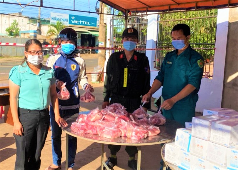 Thịt heo được bà con gửi tặng cho người dân ở khu vực phong tỏa xã Sơn Bình, huyện Châu Đức.