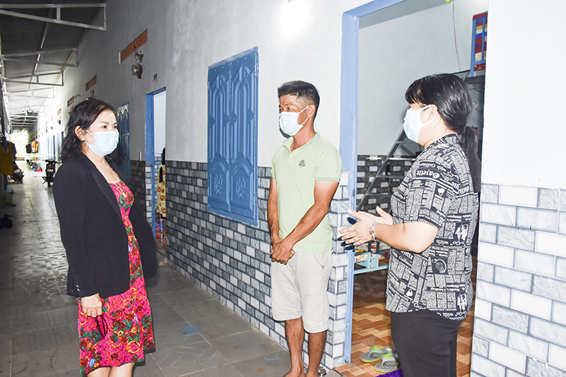 Bà Châu Thị Kim Hà (bìa trái) cùng đại diện Hội LHPN phường Hắc Dịch thăm hỏi, động viên lao động tự do thất nghiệp.