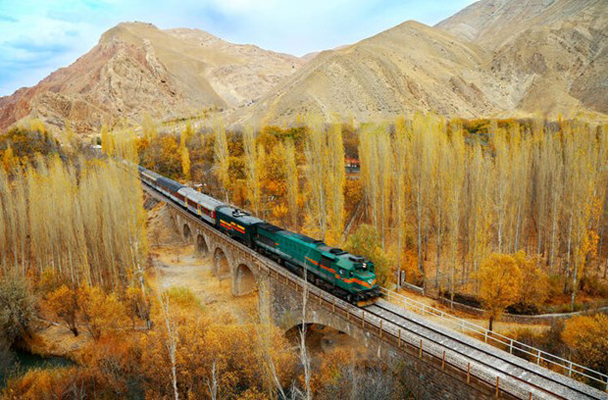 Tuyến đường sắt xuyên Iran dài 1.394km.