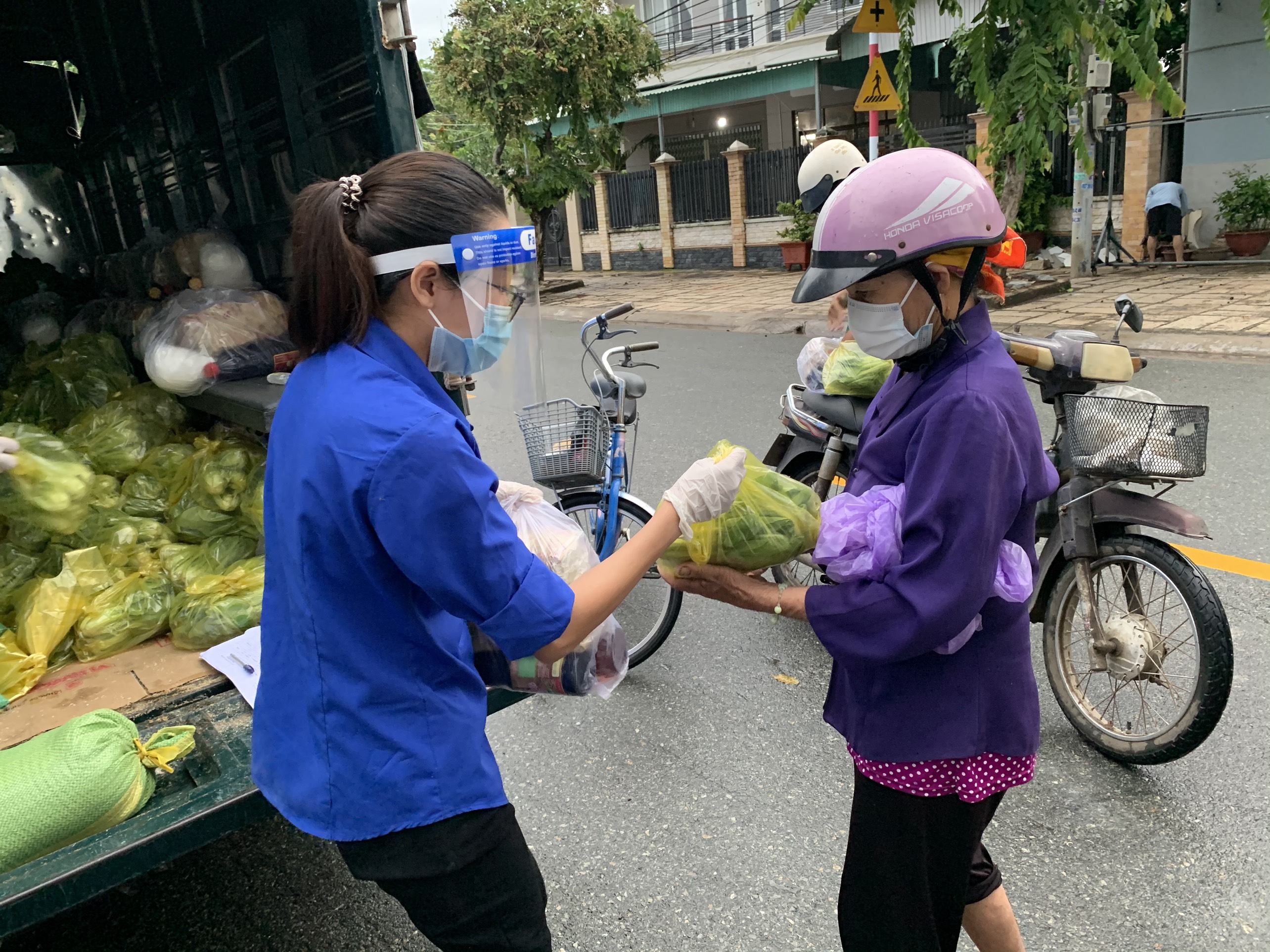 Những phần quà ý nghĩa được ĐVTN phường Long Hương trao tận tay người lao động nghèo.