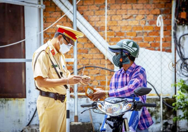 Lực lượng CSGT-Công an TP.Vũng Tàu kiểm tra giấy tờ người đi đường.