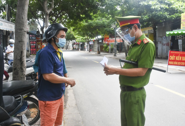 Công an phường 10, TP.Vũng Tàu kiểm tra giấy tờ người ra đường trong thời gian TP.Vũng Tàu thực hiện giãn cách theo Chỉ thị 16.