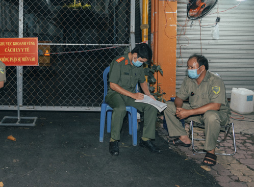 Lực lượng công an phường, dân phòng, bảo vệ khu phố làm nhiệm vụ tại chốt phong tỏa  82 Phạm Hồng Thái, Phường 7, TP. Vũng Tàu.
