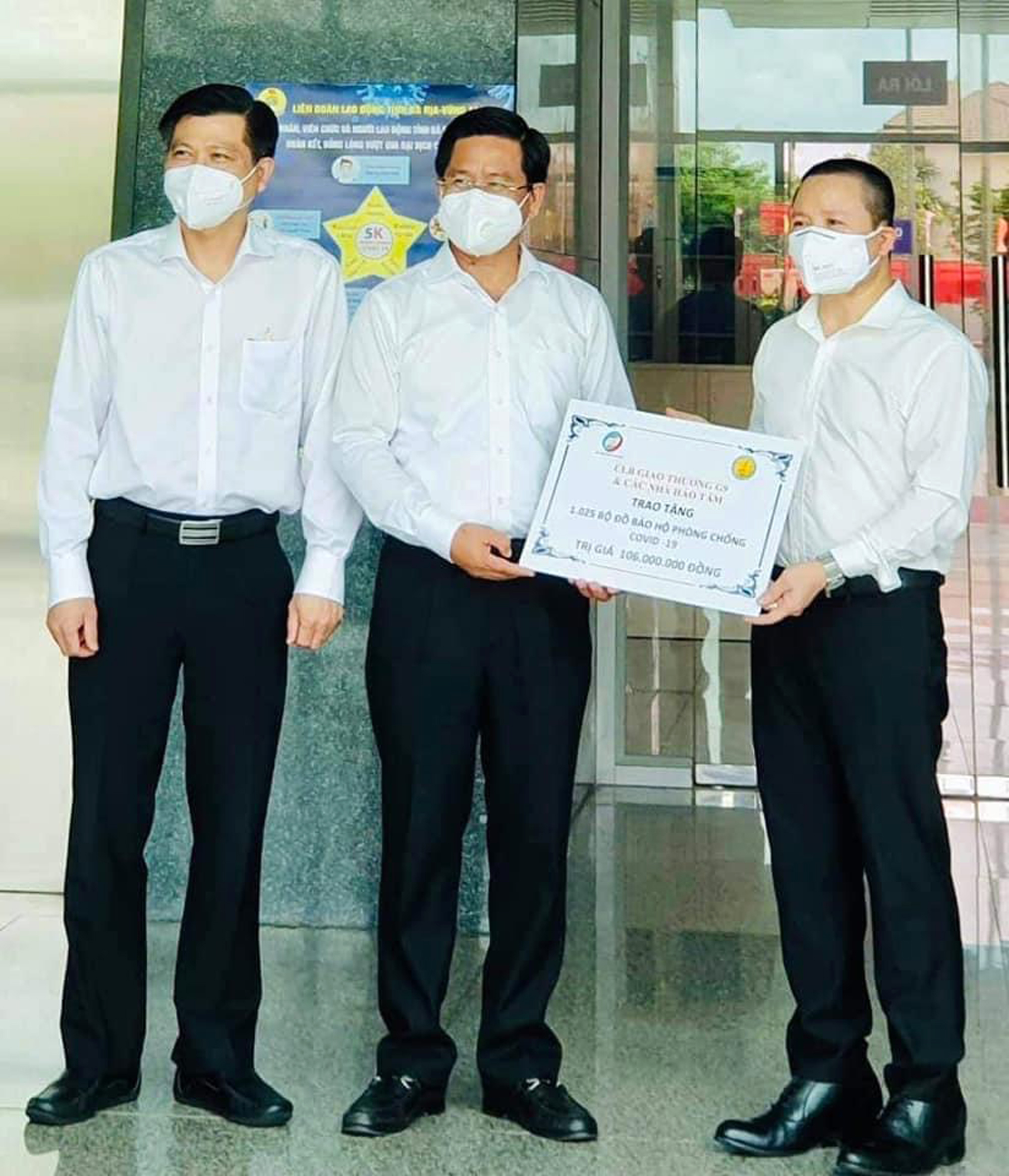 Ông Trần Văn Tuấn, Phó Chủ tịch UBND tỉnh (bìa trái) và ông Bùi Chí Thành, Chủ tịch UBMTTQ Việt Nam tỉnh (giữa) tiếp nhận vật tư y tế do CLB Giao thương G9 trao tặng.