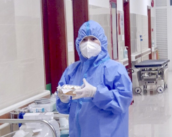 Nhân viên y tế Bệnh viện Vũng Tàu chuẩn bị thuốc điều trị cho bệnh nhân COVID-19.