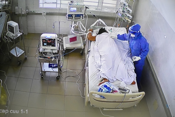 BS Nguyễn Văn Phi (Trưởng Khoa Nhiễm, BV Bà Rịa) phụ trách điều trị bệnh nhân nặng ở cơ sở điều trị COVID-19 TTYT huyện Long Điền cho biết, qua mấy ngày đầu điều trị, các bệnh nhân nặng đang có chuyển biến tích cực.