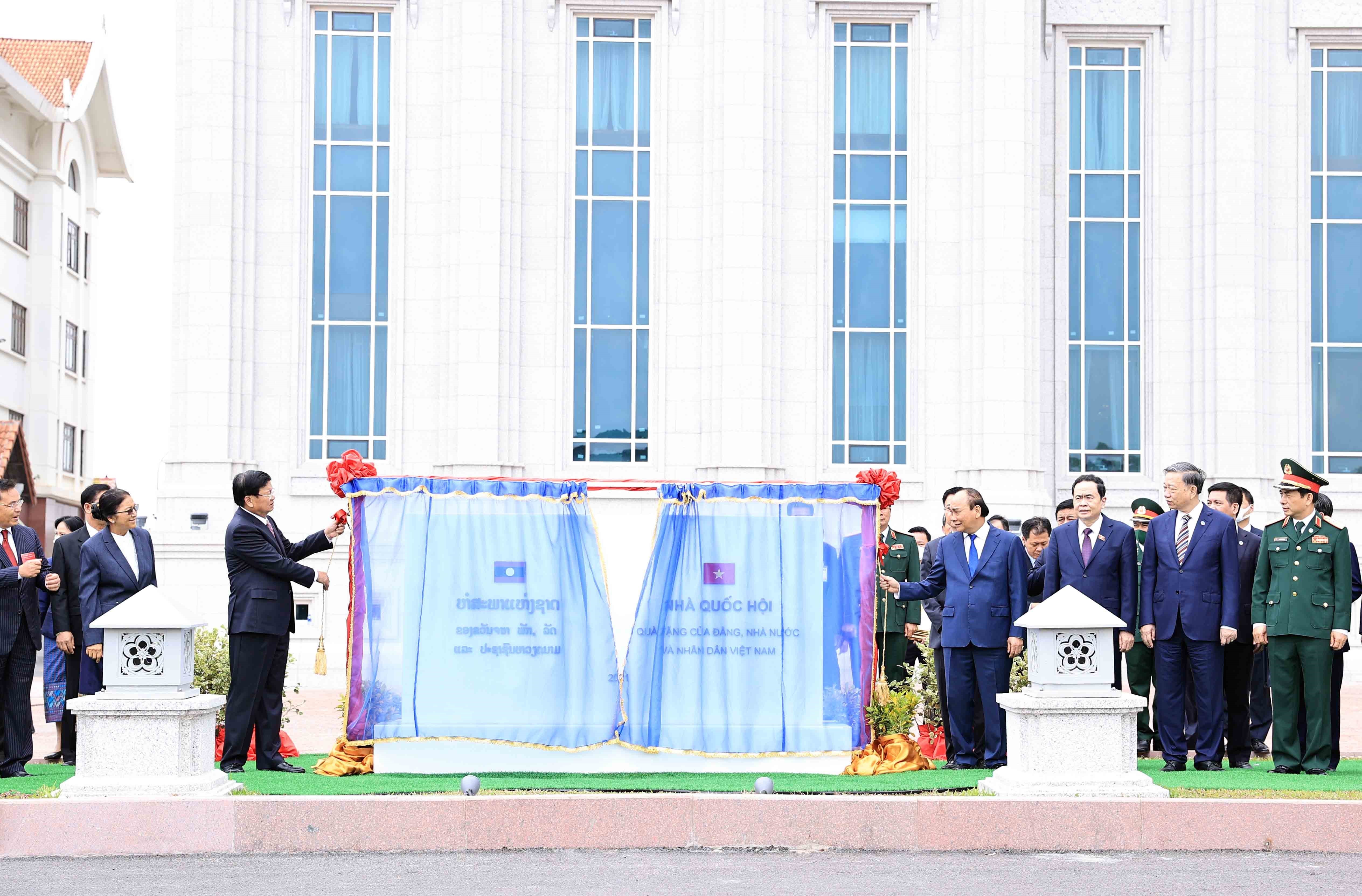 Chủ tịch nước Nguyễn Xuân Phúc dự Lễ trao tặng công trình Nhà Quốc hội Lào