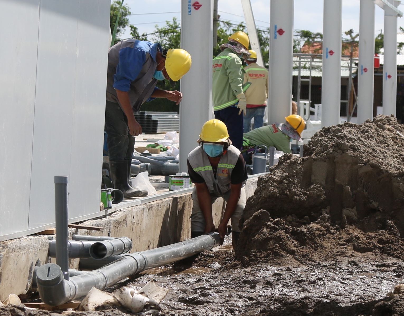 Lắp đặt hệ thống đường ống dẫn nước sạch tại bệnh viện dã chiến trên đường Nguyễn Văn Linh (TP Hồ Chí Minh). Ảnh: Trần Xuân Tình/TTXVN.