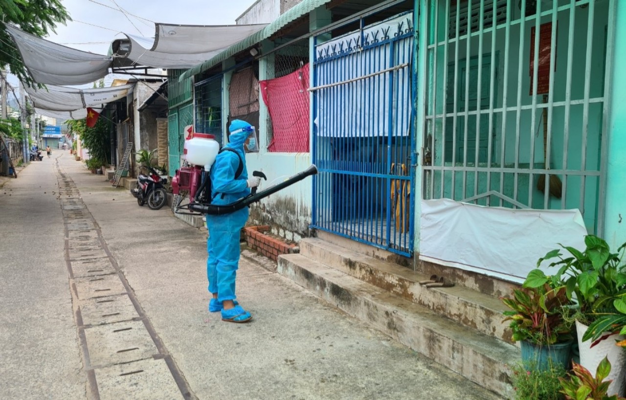 Lực lượng dân quân TT. Long Hải phun khử khuẩn tại các ngõ, hẻm trong khu dân cư. Ảnh: TUYẾT MAI