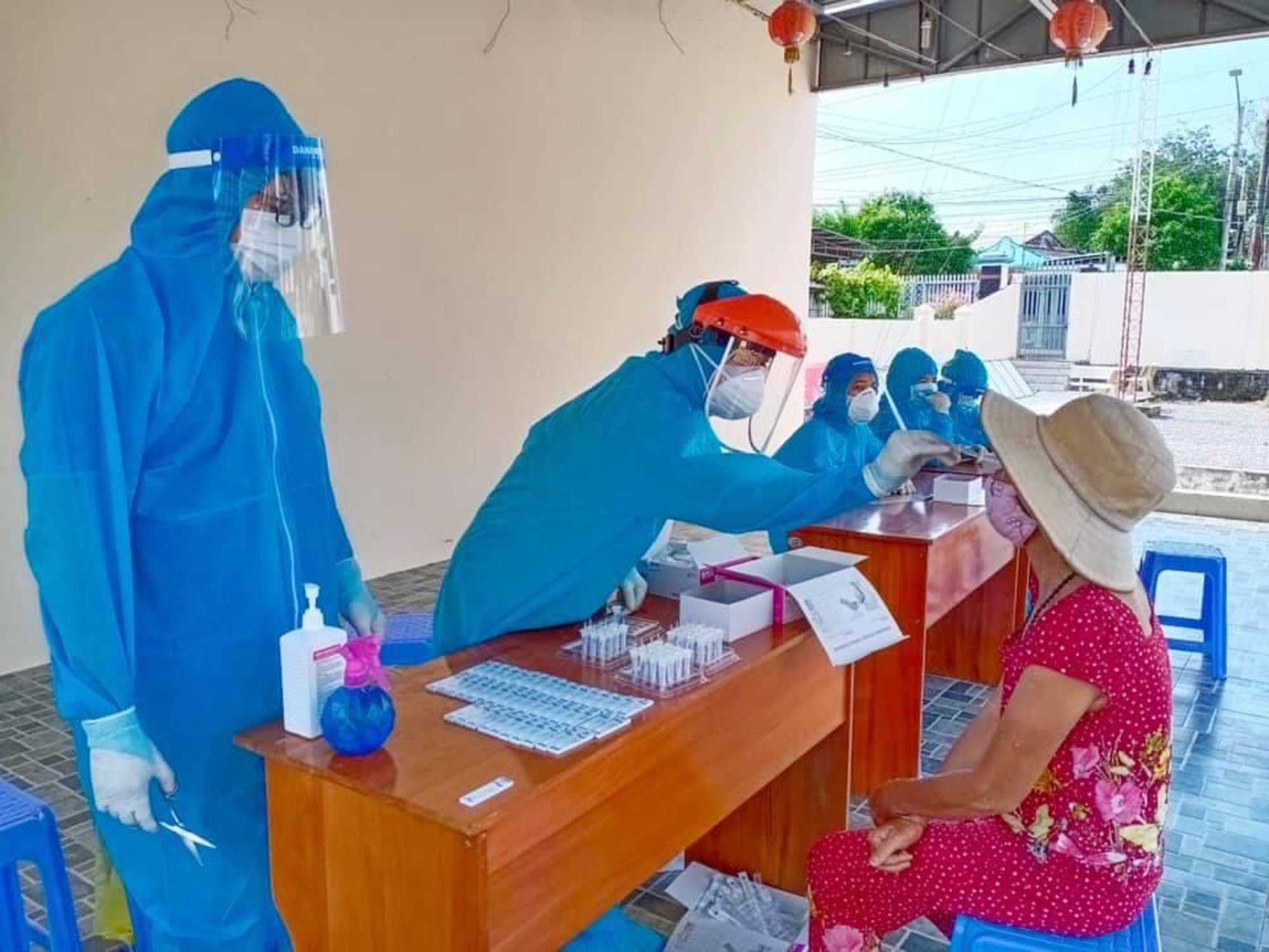 Đối tượng bán vé số huyện Đất Đỏ được hỗ trợ xét nghiệm và hỗ trợ tiền do tỉnh tạm ngưng bán vé số do ảnh hưởng dịch COVID-19.