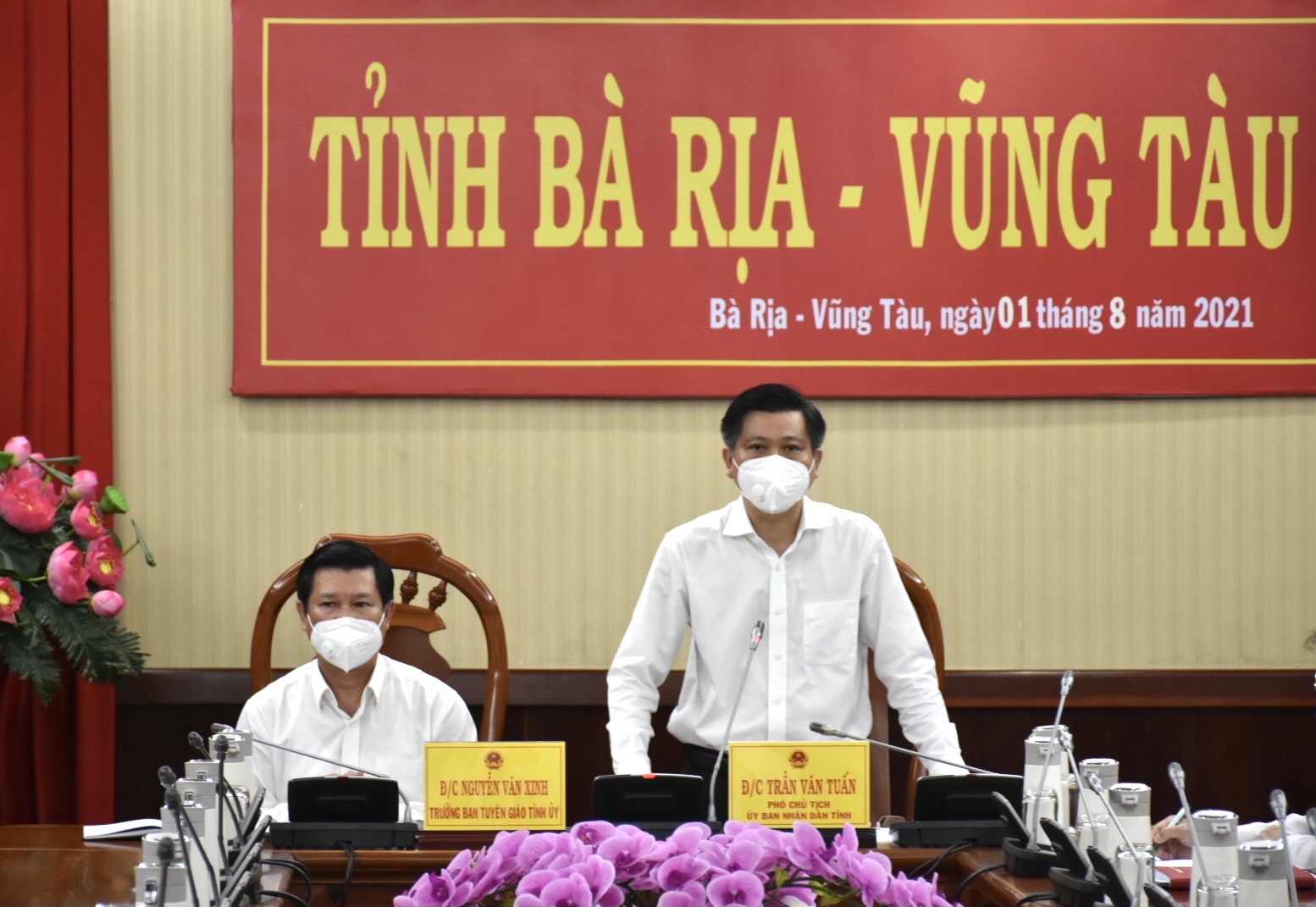 Ông Trần Văn Tuấn, Ủy viên Ban Thường vụ Tỉnh ủy, Phó Chủ tịch UBND tỉnh, Phó Trưởng BCĐ Phòng, chống dịch COVID-19 thông tin về công tác phòng, chống dịch trên địa bàn tỉnh. Ảnh: QUANG VINH