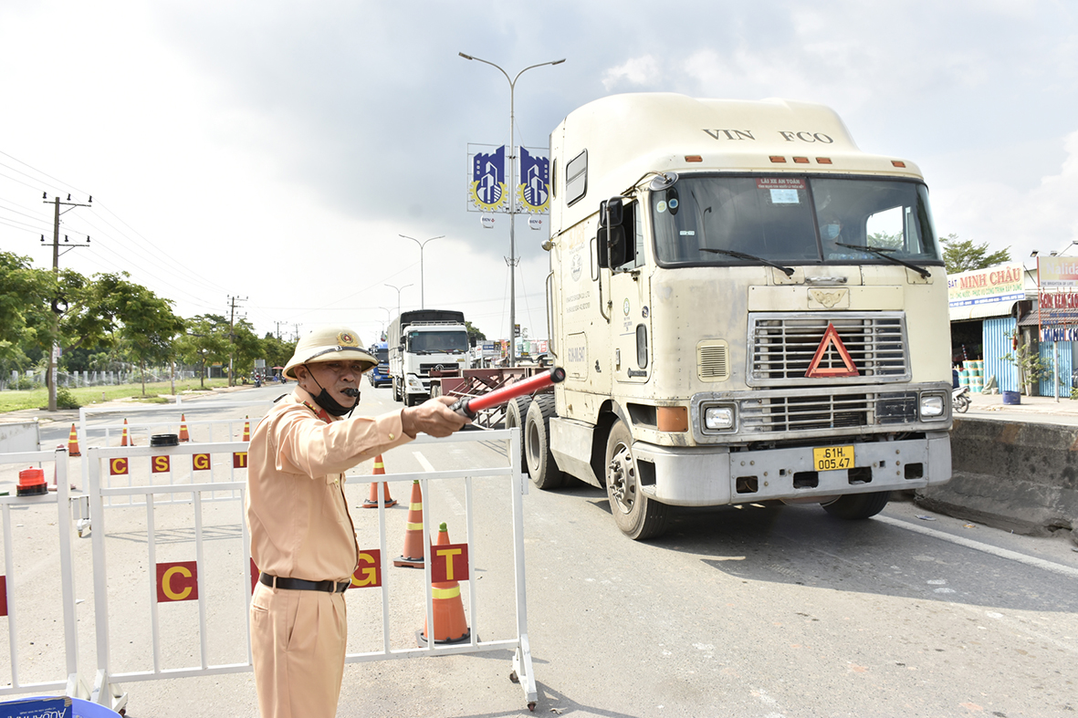 Trong suốt hơn 2 tháng rưỡi qua, lực lượng làm nhiệm vụ tại chốt kiểm dịch trên QL51 đã luân phiên nhau chốt chặn 24/24 giờ, góp phần bảo đảm an toàn phòng dịch tại cửa ngõ quan trọng nhất ra vào tỉnh BR-VT. Ảnh: Báo BR-VT.