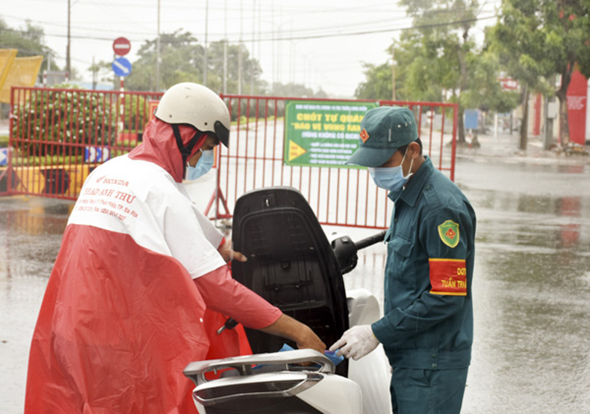 Dân quân chốt bảo vệ vùng xanh tại khu phố Long Liên, TT. Long Điền, huyện Long Điền kiểm tra giấy đi đường của người dân. Báo BR-VT.