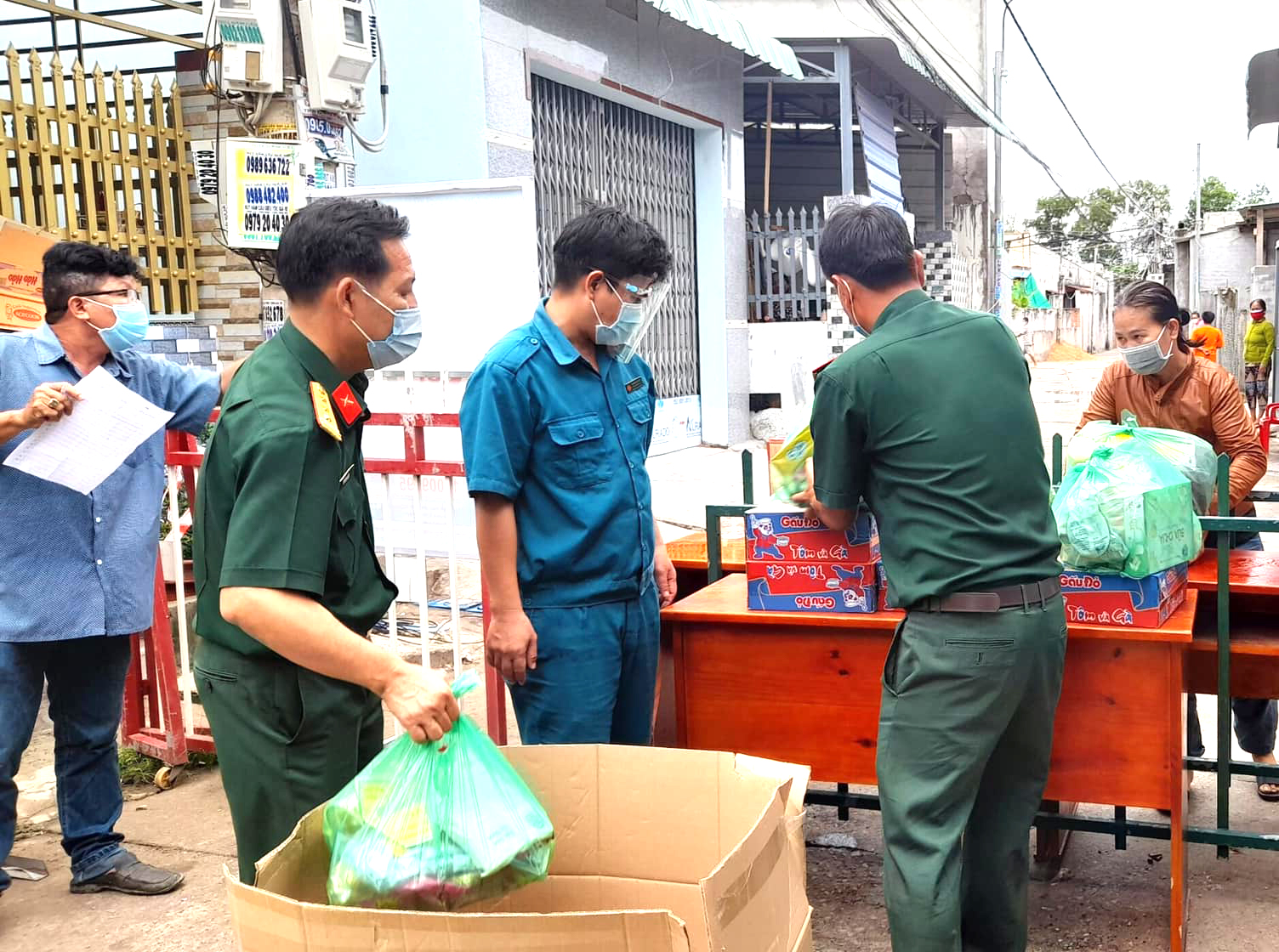 Cán bộ, chiến sĩ Ban CHQS huyện Long Điền vận chuyển nhu yếu phẩm cho người dân trong khu vực phong tỏa.