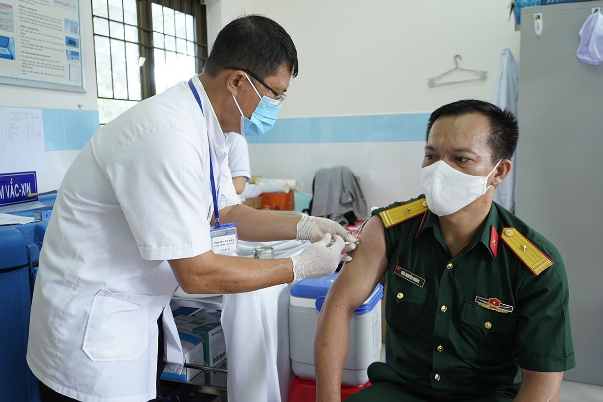 Từ ngày 2-11/8, Trung tâm Y tế Quân dân y huyện Côn Đảo tiêm vắc xin phòng COVID-19 hiệu AstraZeneca cho 1.385 người, trong đó: 780 mũi 1 và 605 mũi 2. Trong ảnh: Nhân viên Y tế tiêm vắc xin cho cán bộ của Ban CHQS huyện Côn Đảo. Ảnh: MẠNH CƯỜNG