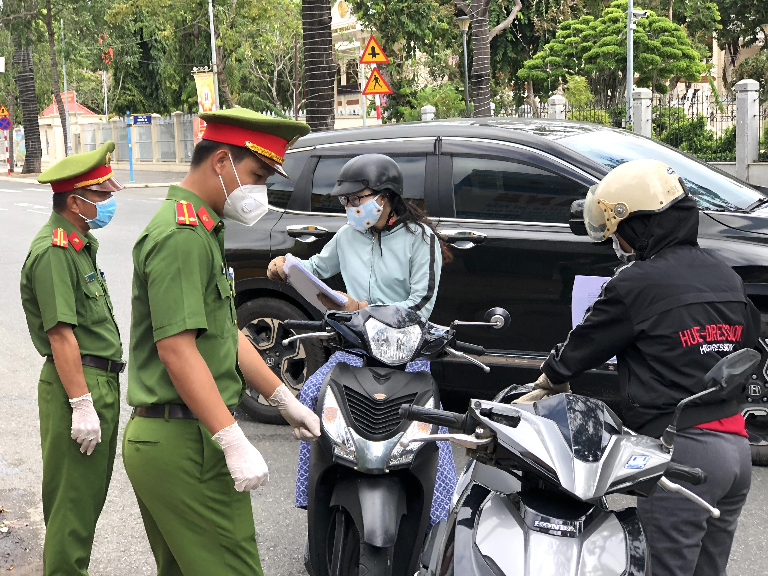 Công an TP.Bà Rịa siết kiểm tra người ra đường trong buổi sáng 2/8. Ảnh chụp trên đường Cách Mạng Tháng Tám, TP.Bà Rịa.