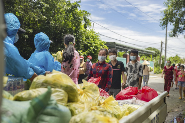 Người dân khó khăn tại xã Phước Tỉnh, huyện Long Điền nhận quà của Đội hỗ trợ khu cách ly (TP.Vũng Tàu).