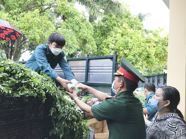 UBMTTQ Việt Nam TP.Bà Rịa và Ban CHQS Tp.Bà Rịa tập kết  quà tặng người khó khăn trên địa bàn.