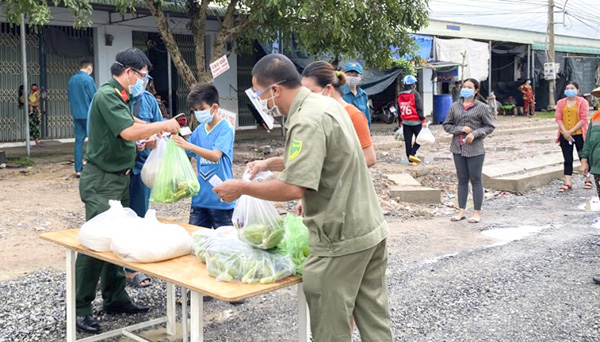 Ban CHQS TX.Phú Mỹ tặng gạo và rau xanh cho người lao động bị ảnh hưởng bởi dịch COVID-19 tại khu phố Phước Hưng, phường Mỹ Xuân, TX. Phú Mỹ.