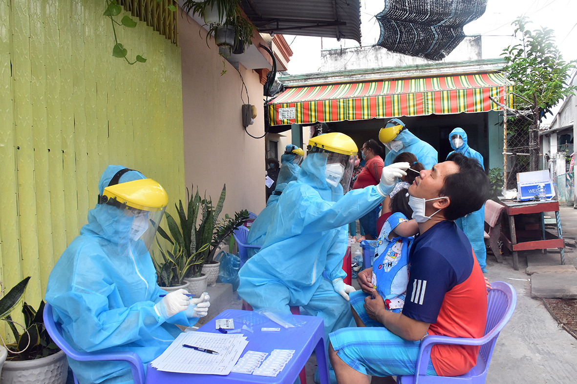 Nhân viên y tế lấy mẫu xét nghiệm cho người dân KP. Hải Phong 2, TT. Long Hải, huyện Long Điền vào sáng 3/8.. Ảnh: PHƯƠNG NAM