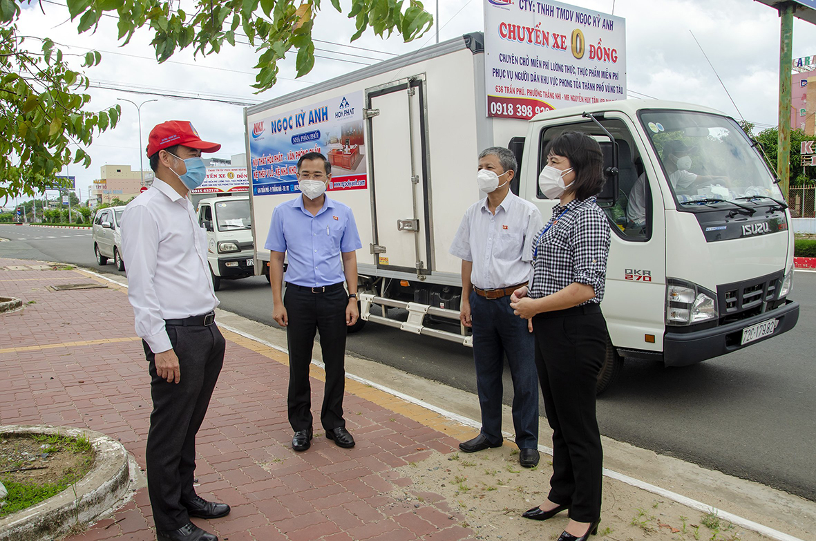 Đại diện Ban Dân vận Thành ủy, UBMTTQ Việt Nam TP.Vũng Tàu bàn giao 2 xe chở gạo,  rau, củ, quả cho UBMTTQ Việt Nam huyện Long Điền.