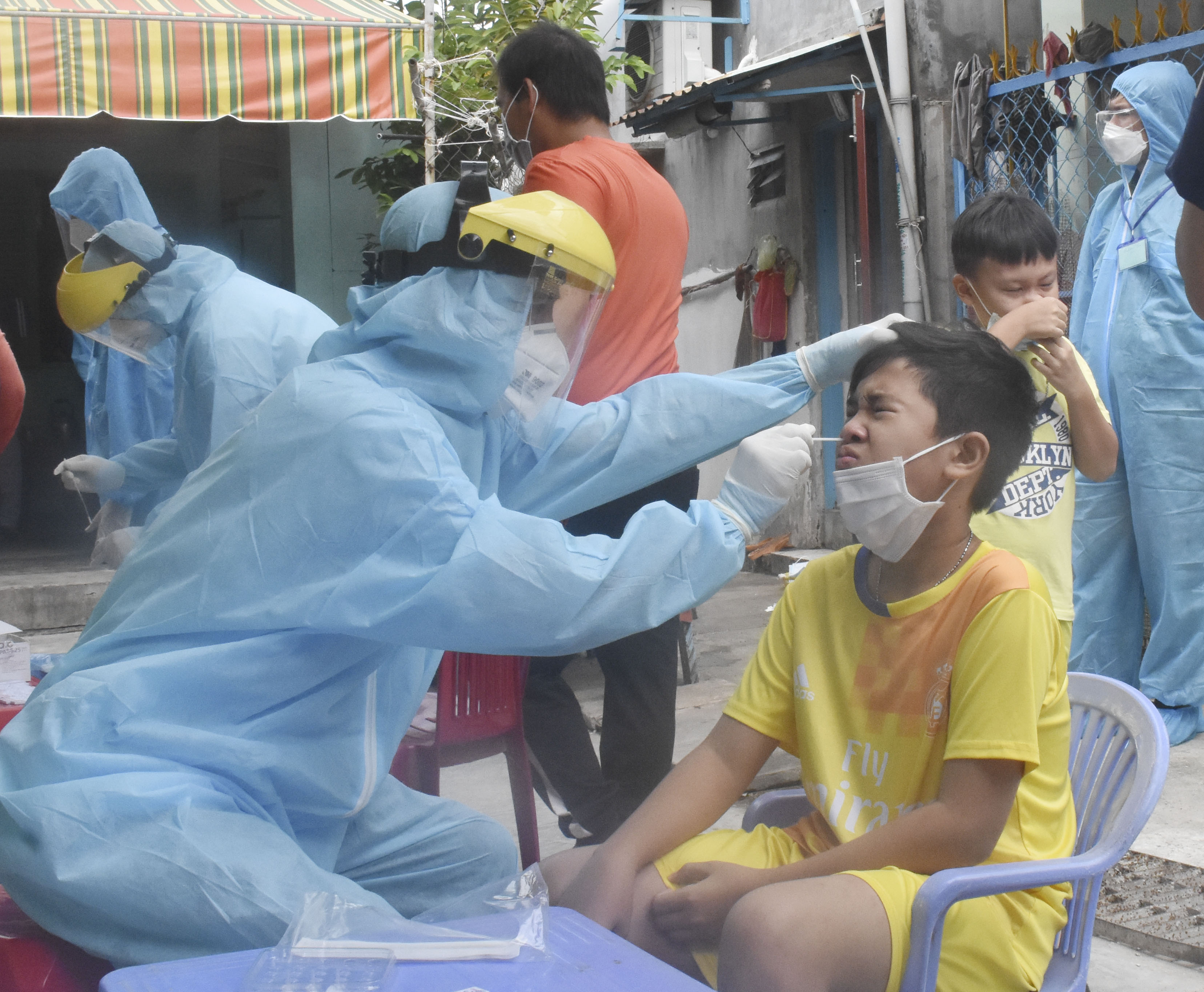 Nhân viên y tế lấy mẫu xét nghiệm SARS-CoV-2 cho người dân KP. Hải Phong 2, TT. Long Hải, huyện Long Điền.