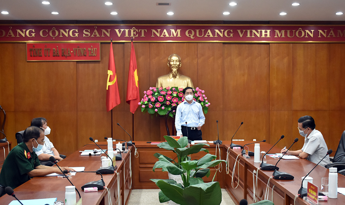 Ông Phạm Viết Thanh, Ủy viên Trung ương Đảng, Bí thư Tỉnh ủy, Chủ tịch HĐND tỉnh phát biểu chỉ đạo tại cuộc họp.