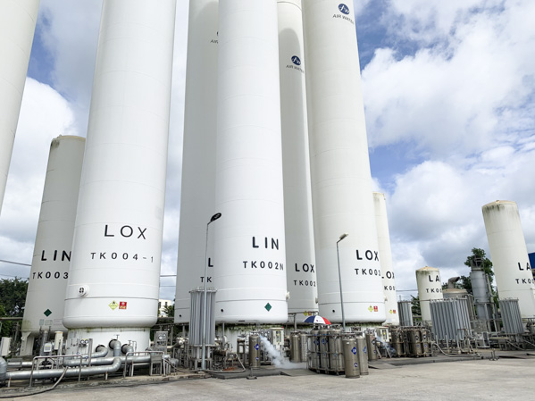 Các bồn chứa oxy lỏng để sản xuất oxy y tế tại Công ty TNHH Air Water Việt Nam (KCN Phú Mỹ 1) có thể chứa 800 tấn/ngày.
