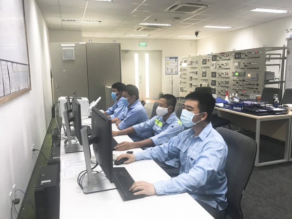 Công nhân Công ty CP Nippon Sanso Việt Nam thực hiện “3 tại chỗ” trực vận hành đẩy nhanh năng lực sản xuất oxy.